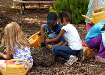 young-cute-girls-gardening-725x482